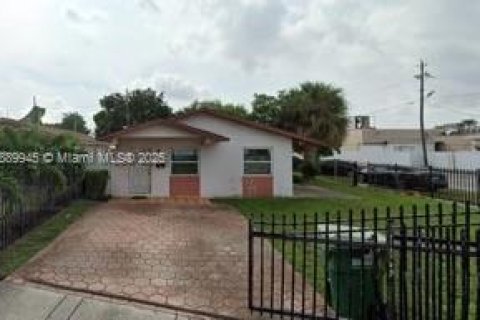 Casa en venta en Opa-locka, Florida, 4 dormitorios, 130.43 m2 № 1944469 - foto 3
