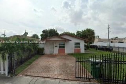 Casa en venta en Opa-locka, Florida, 4 dormitorios, 130.43 m2 № 1944469 - foto 1
