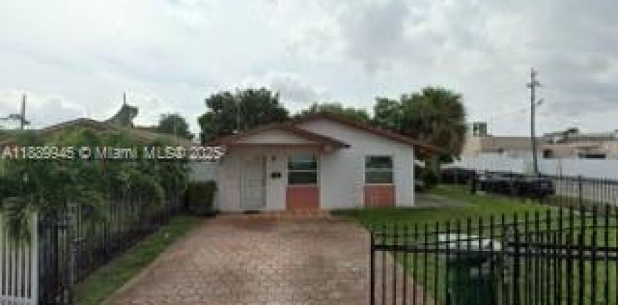 Casa en Opa-locka, Florida 4 dormitorios, 130.43 m2 № 1944469