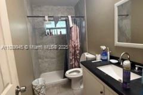 Casa en venta en Opa-locka, Florida, 4 dormitorios, 130.43 m2 № 1944469 - foto 14