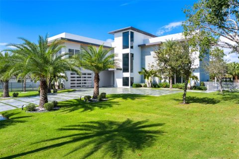 Купить виллу или дом в Пальметто-Бей, Флорида 5 спален, 595.88м2, № 2008275 - фото 2