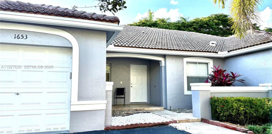 House in Weston, Florida 2 bedrooms, 140.1 sq.m. № 1986766