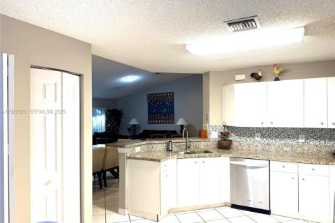 House in Weston, Florida 2 bedrooms, 140.1 sq.m. № 1986766 - photo 3