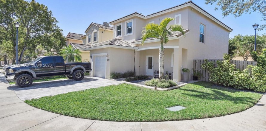 House in Homestead, Florida 3 bedrooms, 174.1 sq.m. № 2081126