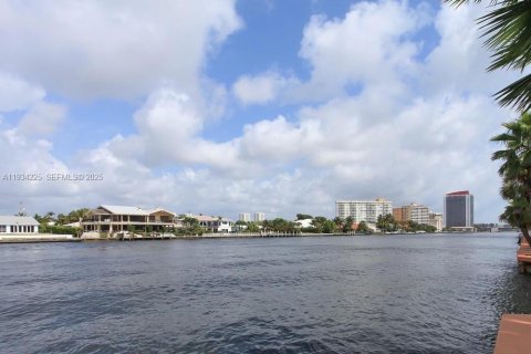 Copropriété à vendre à Hallandale Beach, Floride: 1 chambre, 72.19 m2 № 1992549 - photo 17