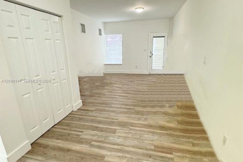 House in North Bay Village, Florida 2 bedrooms, 70.42 sq.m. № 2086444 - photo 8