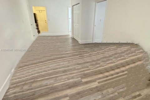 House in North Bay Village, Florida 2 bedrooms, 70.42 sq.m. № 2086444 - photo 9