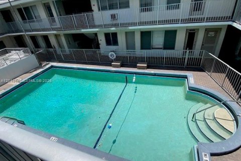 House in North Bay Village, Florida 2 bedrooms, 70.42 sq.m. № 2086444 - photo 6