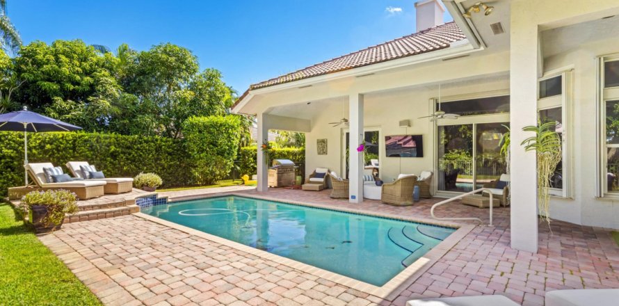 House in Boynton Beach, Florida 4 bedrooms, 275.36 sq.m. № 810673