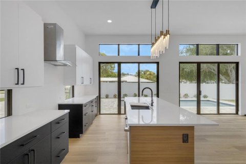 House in Sarasota, Florida 4 bedrooms, 255.48 sq.m. № 2125249 - photo 24