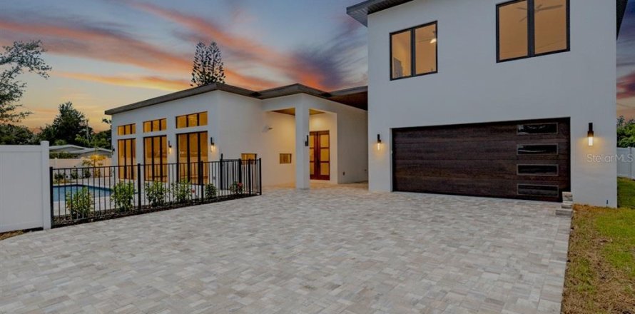 House in Sarasota, Florida 4 bedrooms, 255.48 sq.m. № 2125249