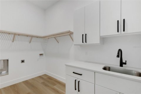 House in Sarasota, Florida 4 bedrooms, 255.48 sq.m. № 2125249 - photo 8
