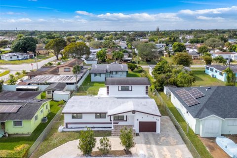 House in Miami, Florida 4 bedrooms, 212.37 sq.m. № 2004532 - photo 27