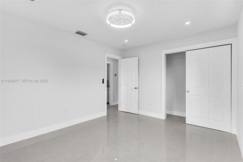 House in Miami, Florida 4 bedrooms, 212.37 sq.m. № 2004532 - photo 14