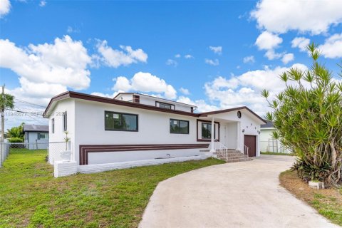 House in Miami, Florida 4 bedrooms, 212.37 sq.m. № 2004532 - photo 4