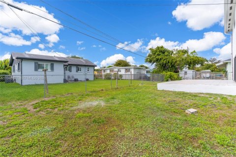 House in Miami, Florida 4 bedrooms, 212.37 sq.m. № 2004532 - photo 25