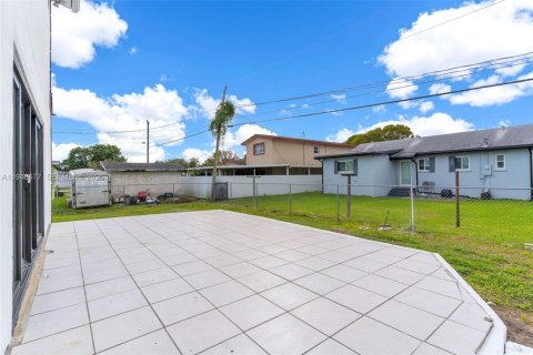 House in Miami, Florida 4 bedrooms, 212.37 sq.m. № 2004532 - photo 22