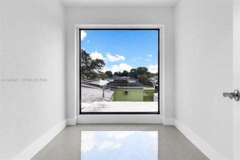 House in Miami, Florida 4 bedrooms, 212.37 sq.m. № 2004532 - photo 18