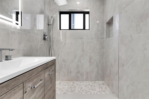 House in Miami, Florida 4 bedrooms, 212.37 sq.m. № 2004532 - photo 20