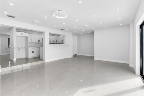 House in Miami, Florida 4 bedrooms, 212.37 sq.m. № 2004532 - photo 13