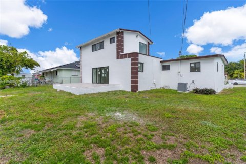 House in Miami, Florida 4 bedrooms, 212.37 sq.m. № 2004532 - photo 24