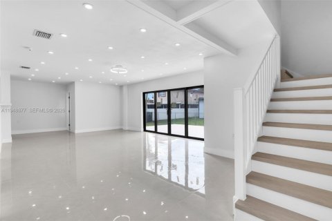 House in Miami, Florida 4 bedrooms, 212.37 sq.m. № 2004532 - photo 11