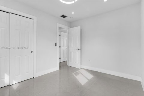 House in Miami, Florida 4 bedrooms, 212.37 sq.m. № 2004532 - photo 17