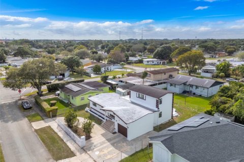 House in Miami, Florida 4 bedrooms, 212.37 sq.m. № 2004532 - photo 29