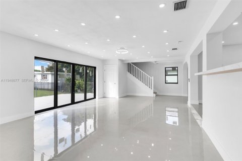 House in Miami, Florida 4 bedrooms, 212.37 sq.m. № 2004532 - photo 10
