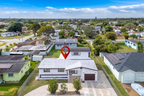 House in Miami, Florida 4 bedrooms, 212.37 sq.m. № 2004532 - photo 26