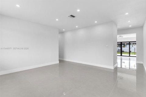 House in Miami, Florida 4 bedrooms, 212.37 sq.m. № 2004532 - photo 2
