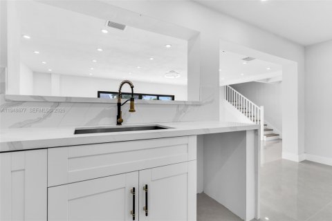 House in Miami, Florida 4 bedrooms, 212.37 sq.m. № 2004532 - photo 9