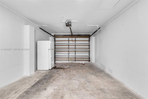 House in Miami, Florida 4 bedrooms, 212.37 sq.m. № 2004532 - photo 21