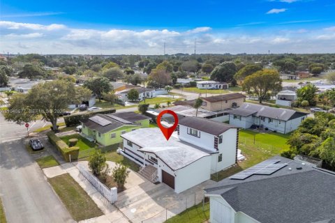 House in Miami, Florida 4 bedrooms, 212.37 sq.m. № 2004532 - photo 28