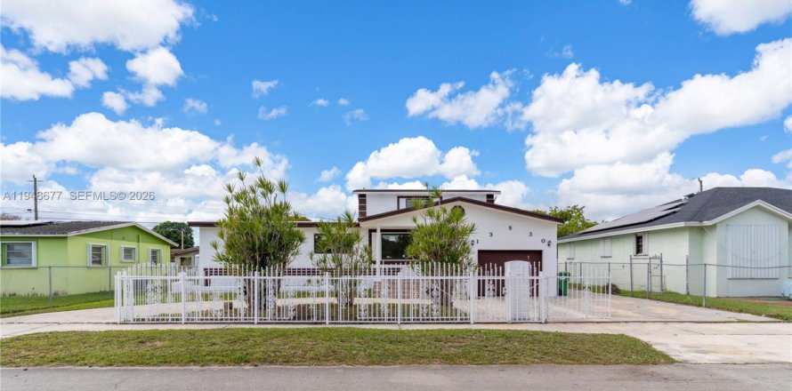 House in Miami, Florida 4 bedrooms, 212.37 sq.m. № 2004532