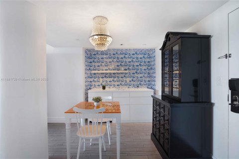 Condo in Miami Beach, Florida  № 1938635 - photo 16