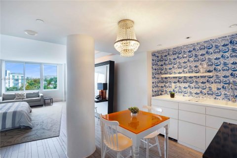 Condo in Miami Beach, Florida  № 1938635 - photo 9