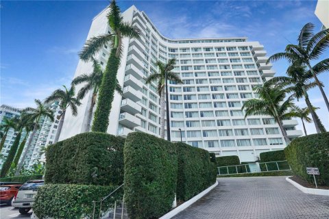 Condo in Miami Beach, Florida  № 1938635 - photo 2