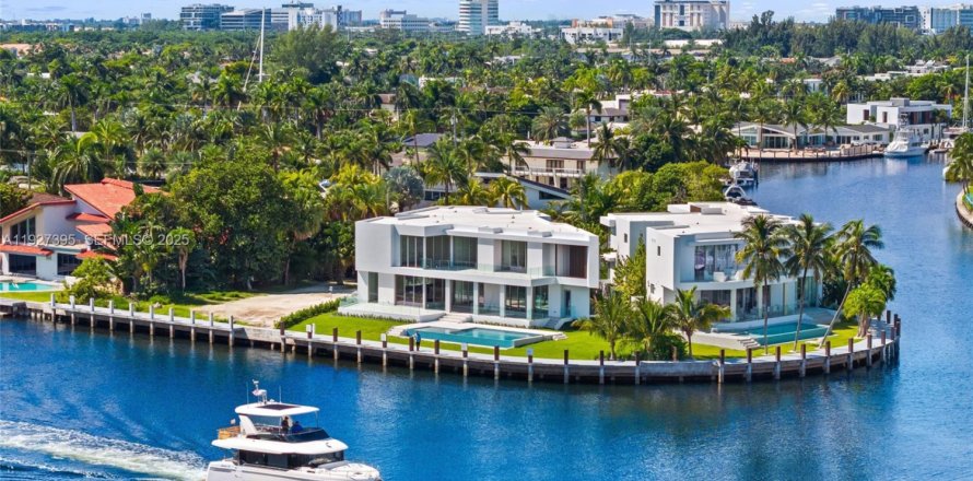House in Hallandale Beach, Florida 7 bedrooms № 1987981
