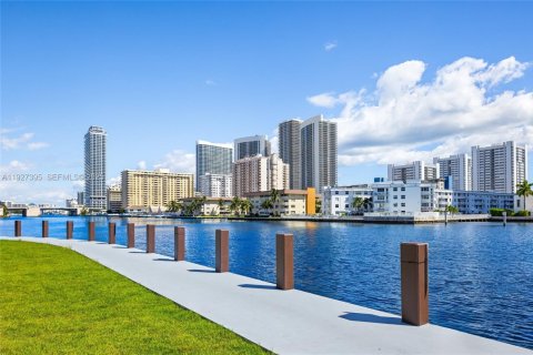 House in Hallandale Beach, Florida 7 bedrooms № 1987981 - photo 4