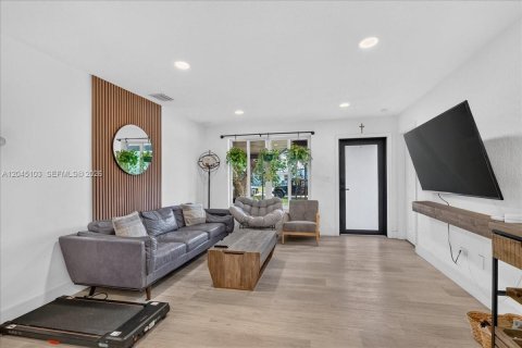 House in Hollywood, Florida 3 bedrooms, 117.8 sq.m. № 2173220 - photo 4