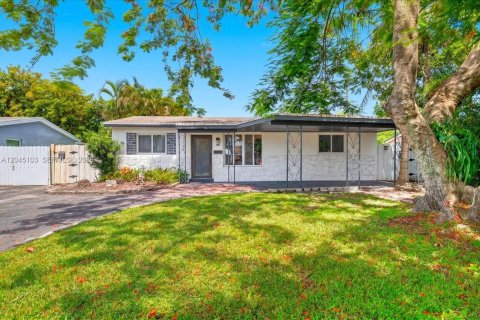 House in Hollywood, Florida 3 bedrooms, 117.8 sq.m. № 2173220