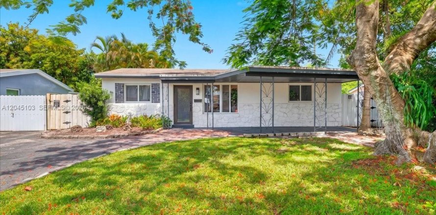 House in Hollywood, Florida 3 bedrooms, 117.8 sq.m. № 2173220