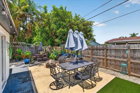 House in Hollywood, Florida 3 bedrooms, 117.8 sq.m. № 2173220 - photo 23