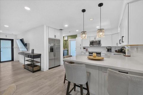House in Hollywood, Florida 3 bedrooms, 117.8 sq.m. № 2173220 - photo 12
