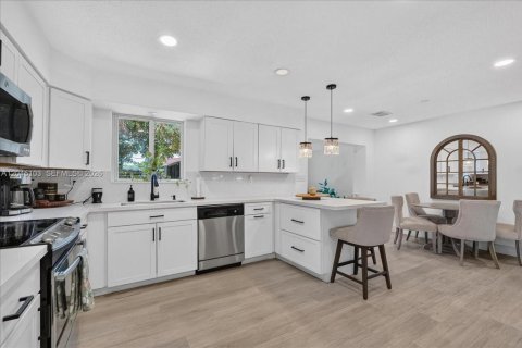 House in Hollywood, Florida 3 bedrooms, 117.8 sq.m. № 2173220 - photo 8