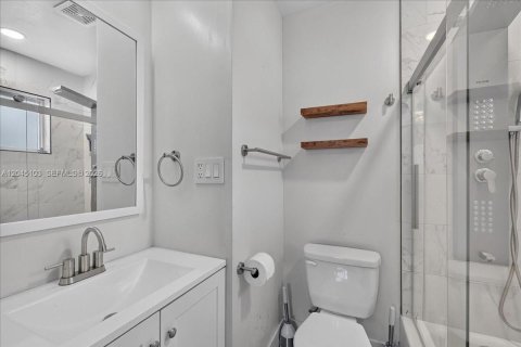 House in Hollywood, Florida 3 bedrooms, 117.8 sq.m. № 2173220 - photo 17