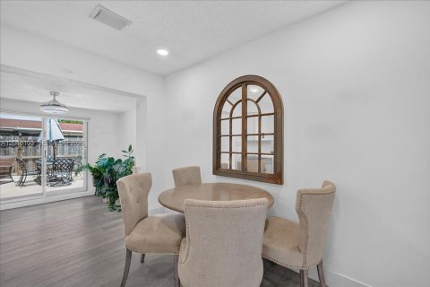House in Hollywood, Florida 3 bedrooms, 117.8 sq.m. № 2173220 - photo 13