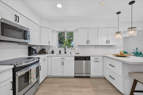 House in Hollywood, Florida 3 bedrooms, 117.8 sq.m. № 2173220 - photo 7