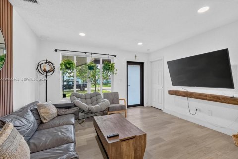 House in Hollywood, Florida 3 bedrooms, 117.8 sq.m. № 2173220 - photo 3